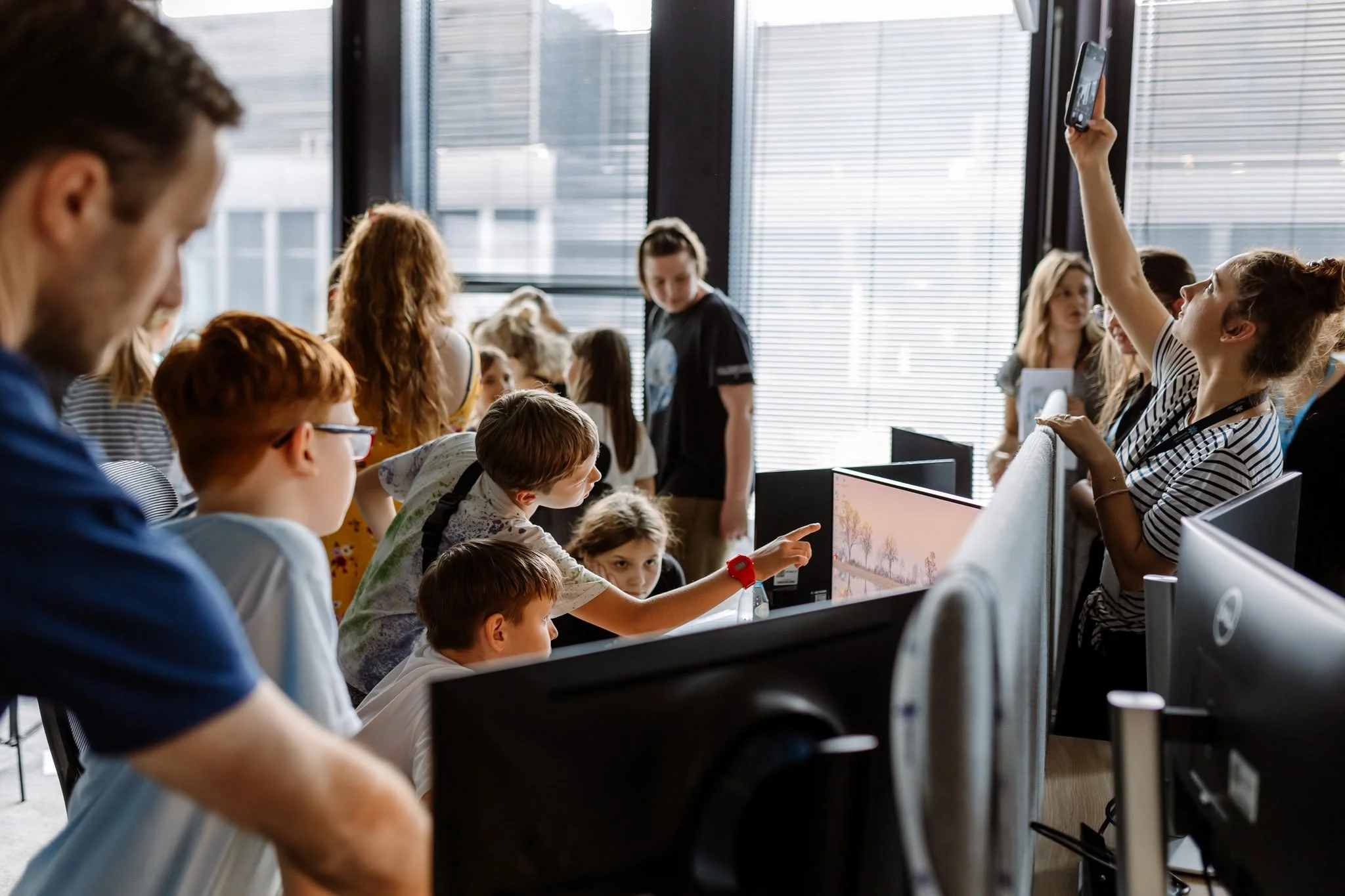 Grupa młodych programistów podczas warsztatów